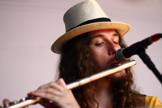 Flavinho interpreta sua flauta em Laranjal Paulista